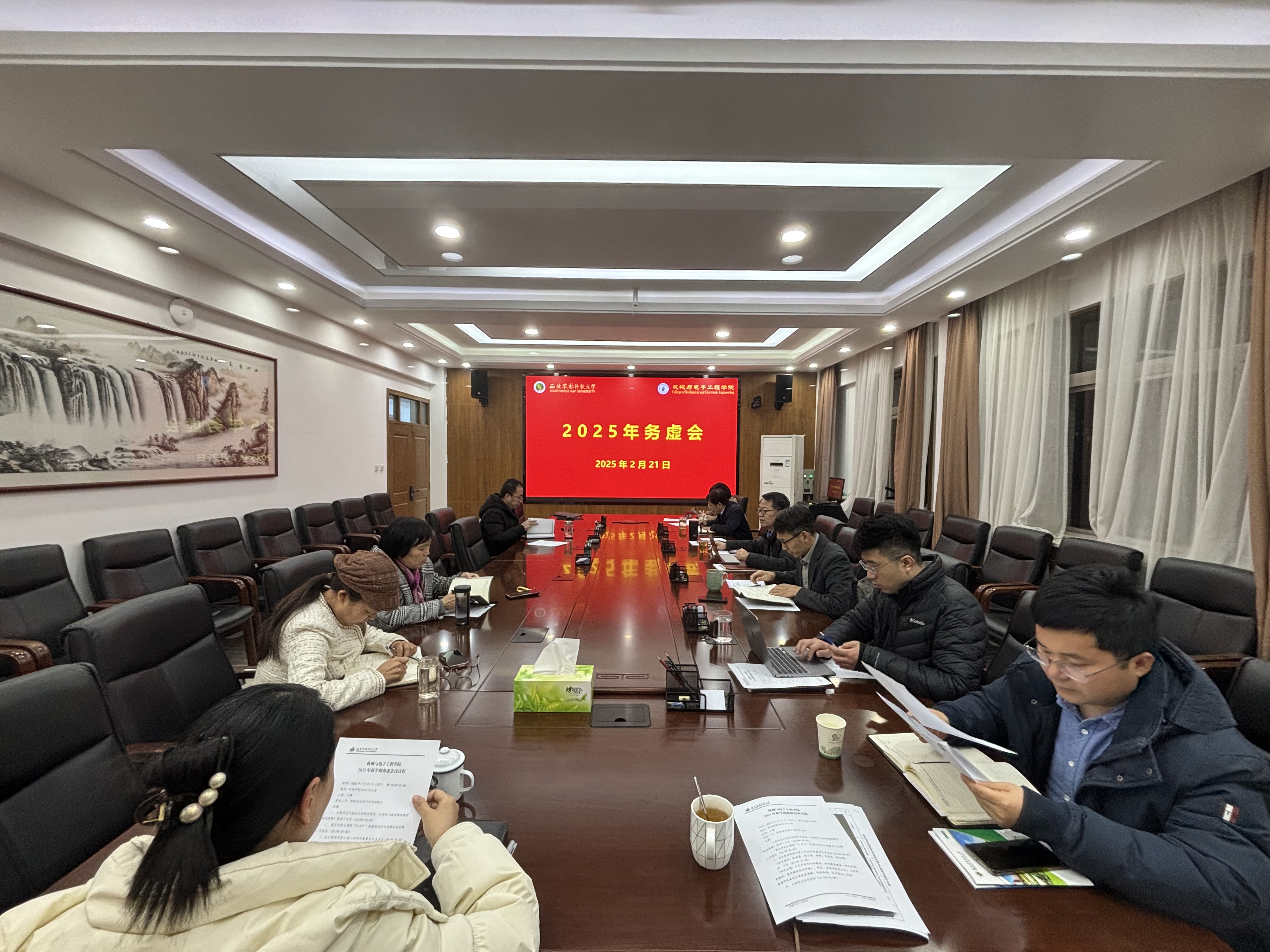 91唐伯虎
召开2025年务虚会.jpg